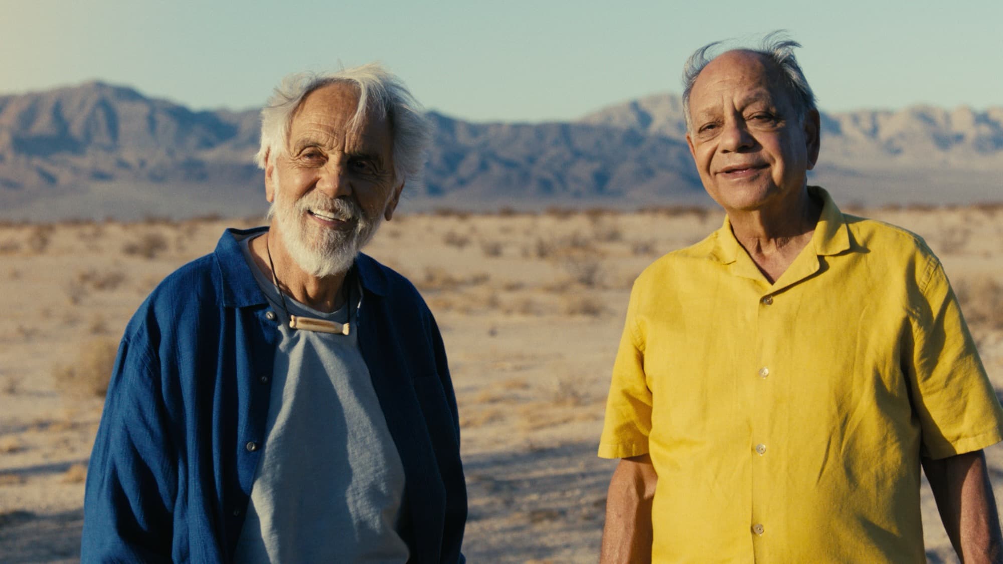 『Cheech & Chong's Last Movie』より、砂漠に並んで立つチーチ・マリンとトミー・チョン