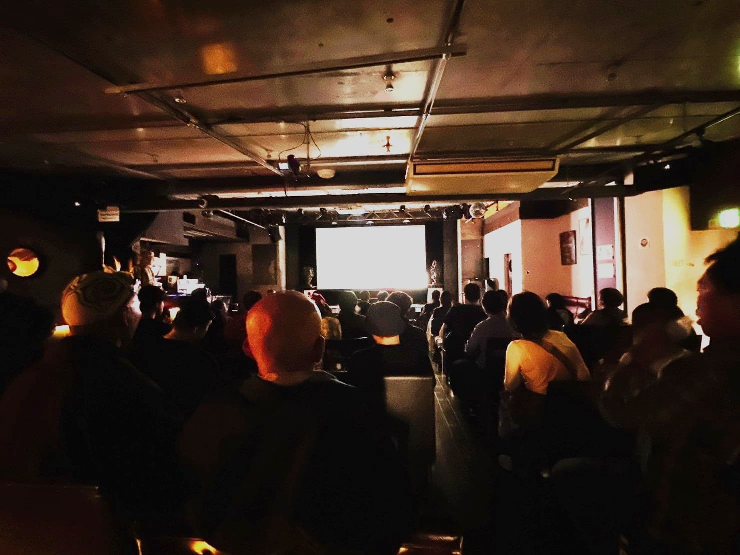 LOFT9 Shibuya の客席を埋めた観客がスクリーンに見入っている様子