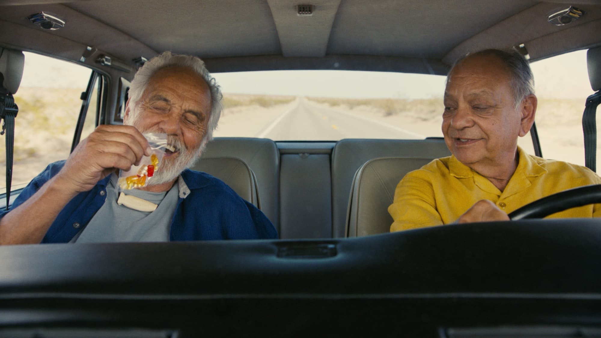 『Cheech & Chong's Last Movie』より、車内に並んで座るチーチ・マリンとトミー・チョン